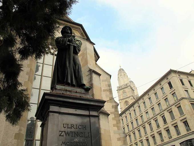 Zwingli vor dem Grossmünster Grossmünster in Zürich