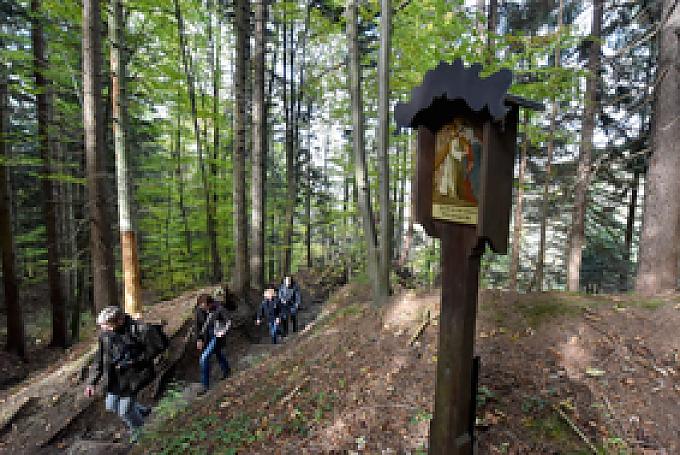 Nach den letzten Häusern des Ortes Nußdorf geht es fast eine Stunde stetig bergauf. Clemens Wittmann OSB, der jetzige Einsiedler, im Gespräch mit Besuchern.