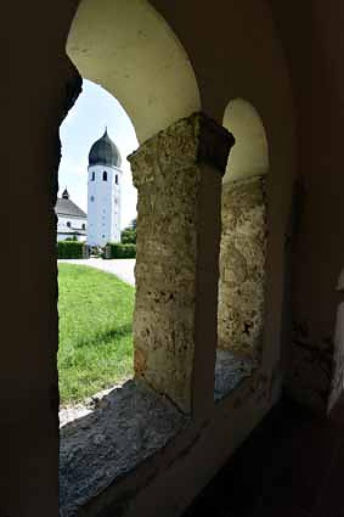Klosterkirche Gläubigen beten unter dem großen Gemälde, auf dem die Selige Irmgard schwebend über der Insel Frauenchiemsee mit einer Krone dargestellt wird.