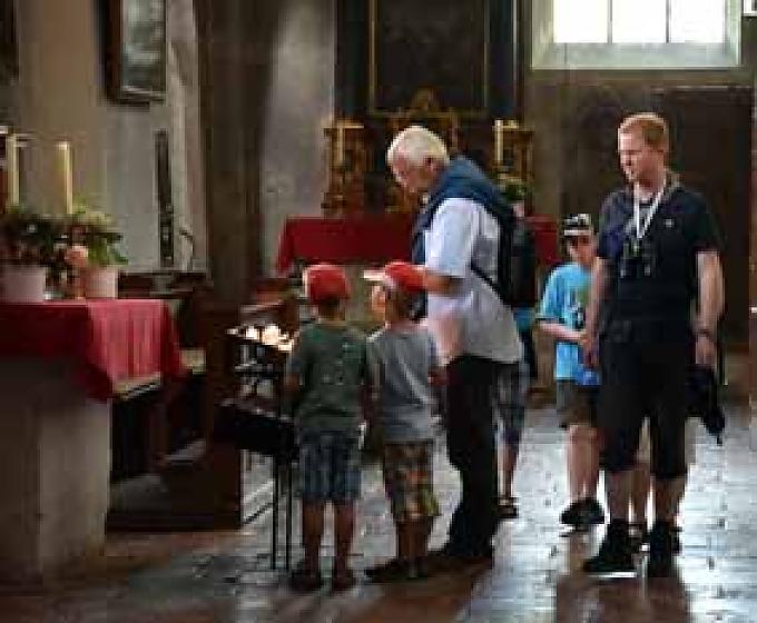 Besucher entzünden Kerzen. Besucher entzünden Kerzen.