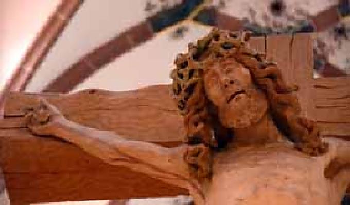 Kruzifix in der Vierung Besucher kommen aus dem Paradies.