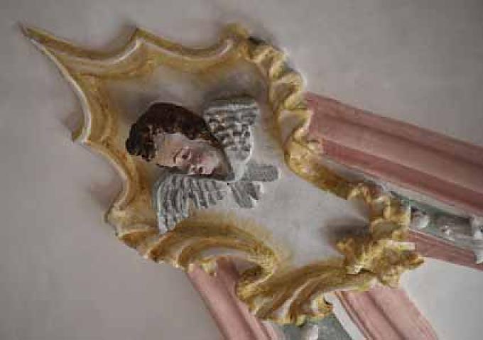 Puttenkopf in der Sankt Bartholomäus Kirche in Roßholzen Puttenkopf in der Sankt Bartholomäus Kirche in Roßholzen