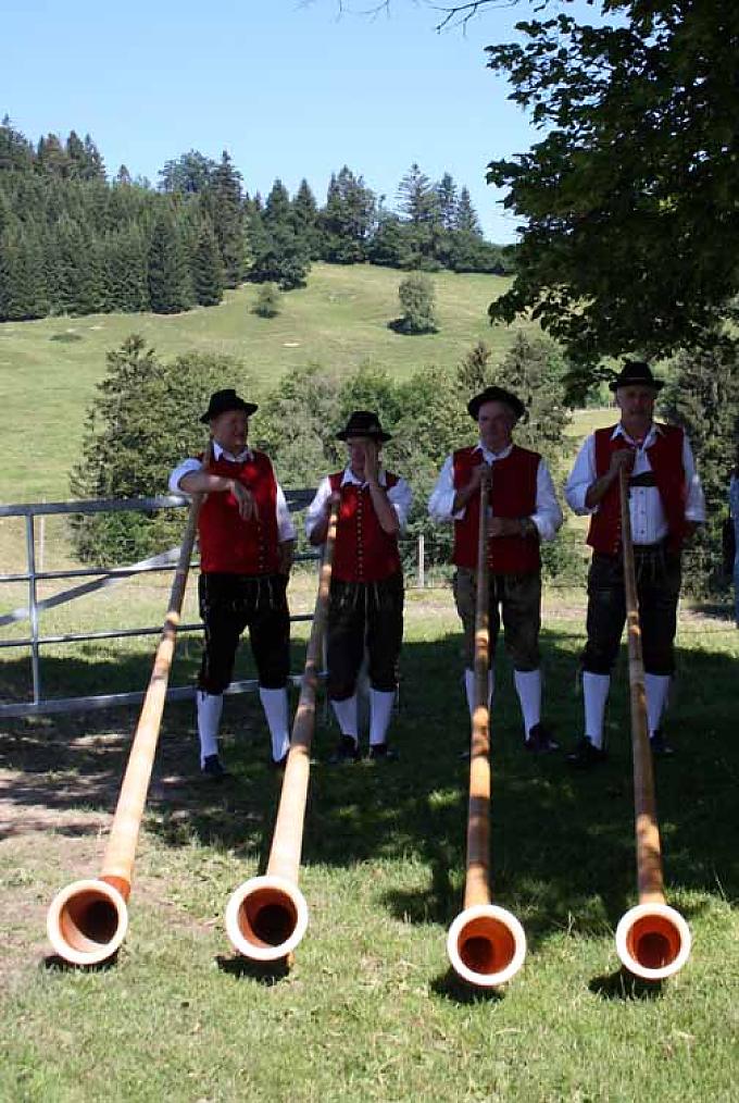 Bergmesse. Alphörner leiten die Messe ein. Bergmesse. Alphörner leiten die Messe ein.