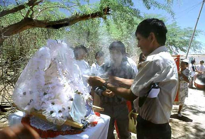 An mehreren Altären im Dorf wird ein Gebet gesprochen. An mehreren Altären im Dorf wird ein Gebet gesprochen.