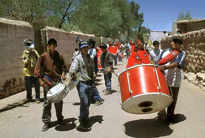Prozession mit Tänzen und Musik An mehreren Altären im Dorf wird ein Gebet gesprochen.