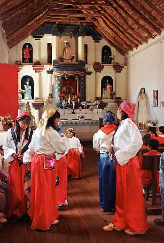 Während des Gottesdienstes tanzen die Mapuche in der Kirche vor der Marienfigur. Während des Gottesdienstes tanzen die Mapuche in der Kirche vor der Marienfigur.
