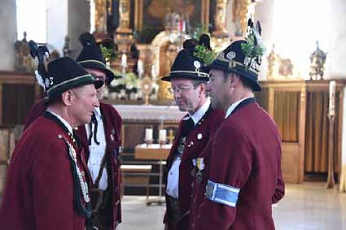 Kleiner Plausch nach dem Gottesdienst in Maria Himmelfahrt in Törwang Die gotische "Stainenkirche"