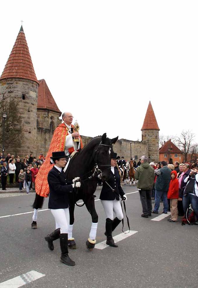 Pfarrer Albert Löhr mit der Monstranz hoch zu Ross Pfarrer Albert Löhr mit der Monstranz hoch zu Ross