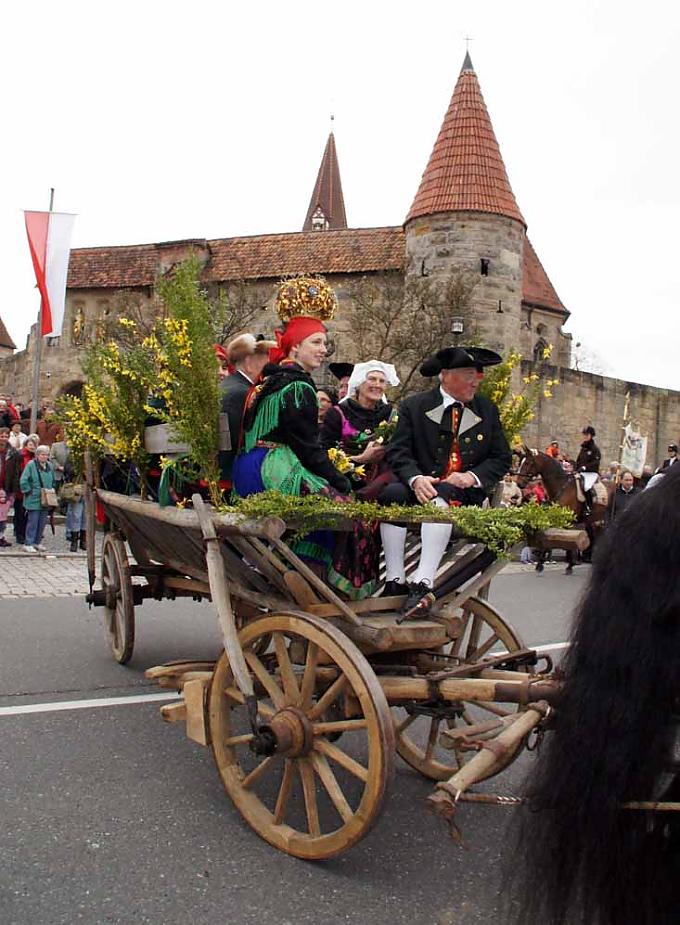 Trachtenverein auf dem geschmückten Bauernwagen Pfarrer Albert Löhr mit der Monstranz hoch zu Ross