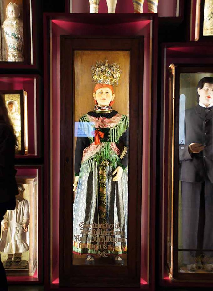 Lebensgroße Wachsfigur von Katharina Kupfer in ihrer Hochzeitstracht Kreuzreliquiare: barockes Standkreuz mit Strahlenkranz