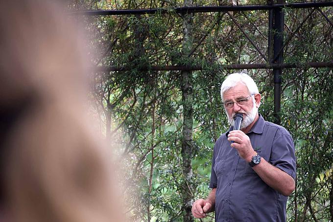 Barry Cox erzählt Besuchern von der Entstehung der Kirche. Gartenhelfer Bruce bei der Arbeit im Garten.