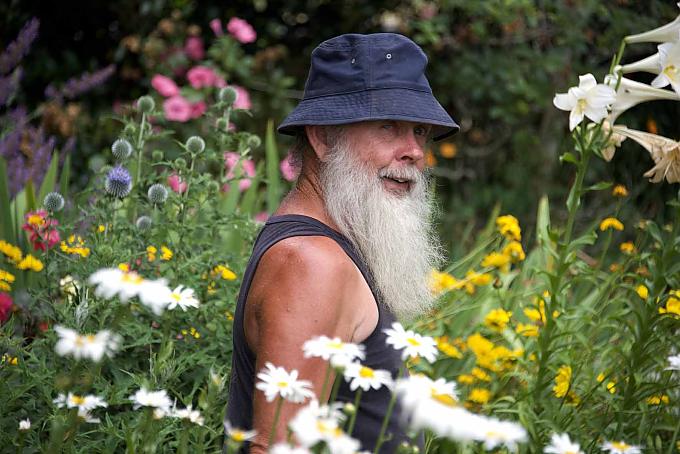 Gartenhelfer Bruce bei der Arbeit im Garten. Gartenhelfer Bruce bei der Arbeit im Garten.