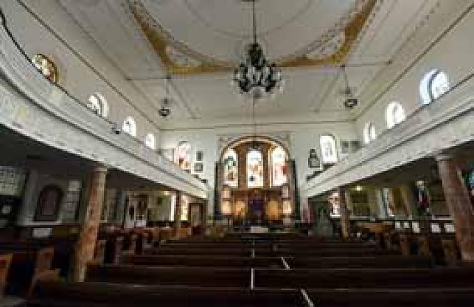 Kirche mit Marmorsäulen aus der ganzen Welt. An der Wand hängt das Original des Ordinationszertifikats des Predigers Thomas Coke.