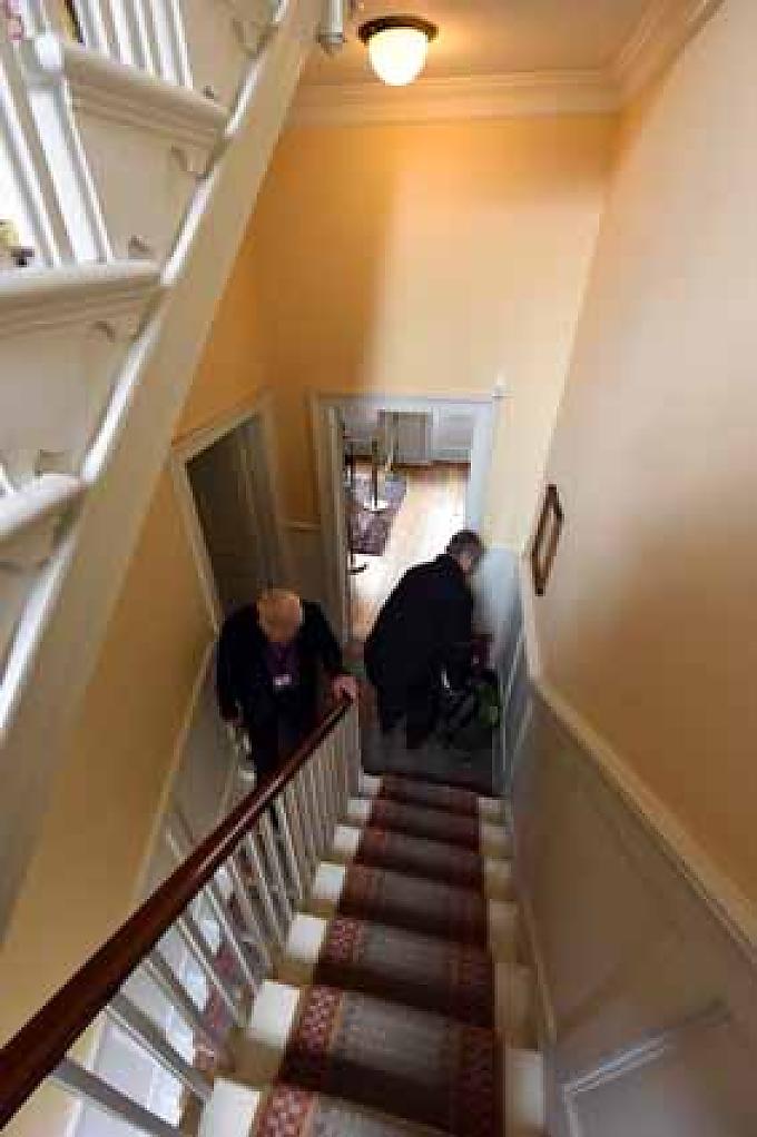 Besucher werden von ehrenamtlichen Mitarbeitern durch das Wohnhaus geführt. Besucher werden von ehrenamtlichen Mitarbeitern durch das Wohnhaus geführt.