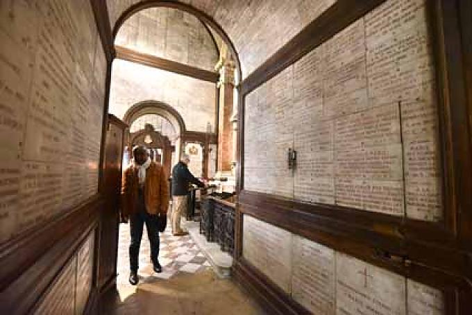 Bis zur Decke ist die Kirche mit Votivtafeln gefüllt. Bis zur Decke ist die Kirche mit Votivtafeln gefüllt.