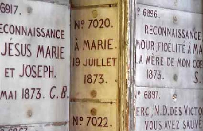 Bis zur Decke ist die Kirche mit Votivtafeln gefüllt. Bis zur Decke ist die Kirche mit Votivtafeln gefüllt.