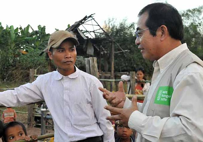 Aline und ein Mitarbeiter der Welthungerhilfe Alines Dorf