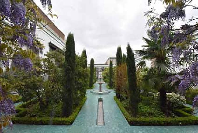 Leise plätschert im Innenhof der Großen Moschee in Paris das Wasser über die Kaskaden des Brunnens Leise plätschert im Innenhof der Großen Moschee in Paris das Wasser über die Kaskaden des Brunnens