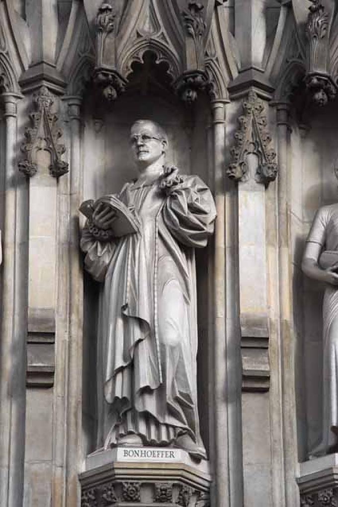 Dietrich Bonhoeffer am Portal der Westfassade Janani Luwum, Erzbischof von Uganda, und Opfer der Idi-Amin-Regimes