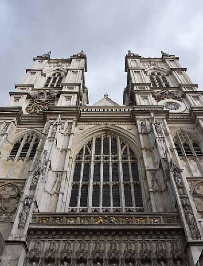 Die Westfassade, heute der Haupteingang zur Westminster Abbey Janani Luwum, Erzbischof von Uganda, und Opfer der Idi-Amin-Regimes