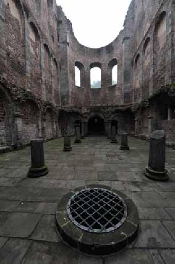 Chor und Krypta der Ruine Gerin Taufbecken im Westchor.