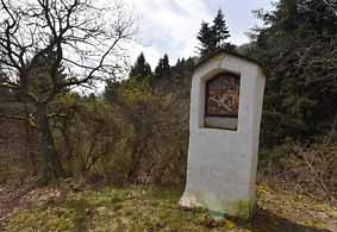 Kreuzwegstation im Wald. Pieta aus dem 15. Jahrhundert in der Sankt Martin-Kirche.