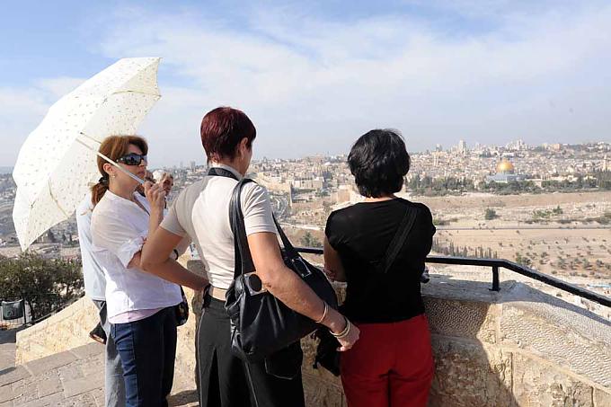 Touristen schauen vom Ölberg zur Altstadt von Jerusalem Gräberfeld auf dem jüdischen Friedhof in Jerusalem