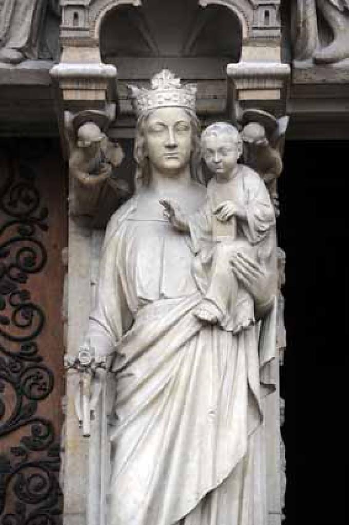 Maria mit dem Jesuskind. Figuren am Weltgerichtsportal von Notre Dame in Paris