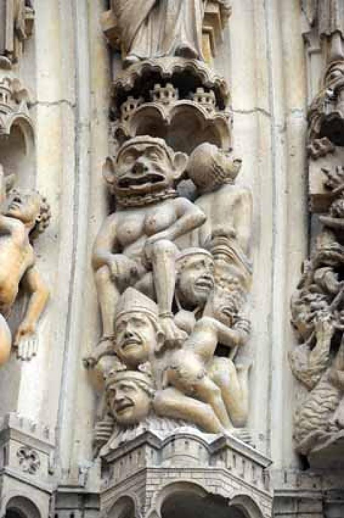 Figuren am Weltgerichtsportal von Notre Dame in Paris Figuren am Weltgerichtsportal von Notre Dame in Paris