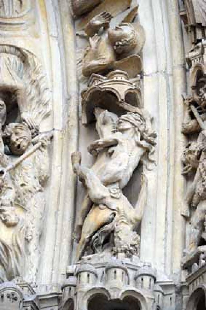 Figuren am Weltgerichtsportal von Notre Dame in Paris Figuren am Weltgerichtsportal von Notre Dame in Paris