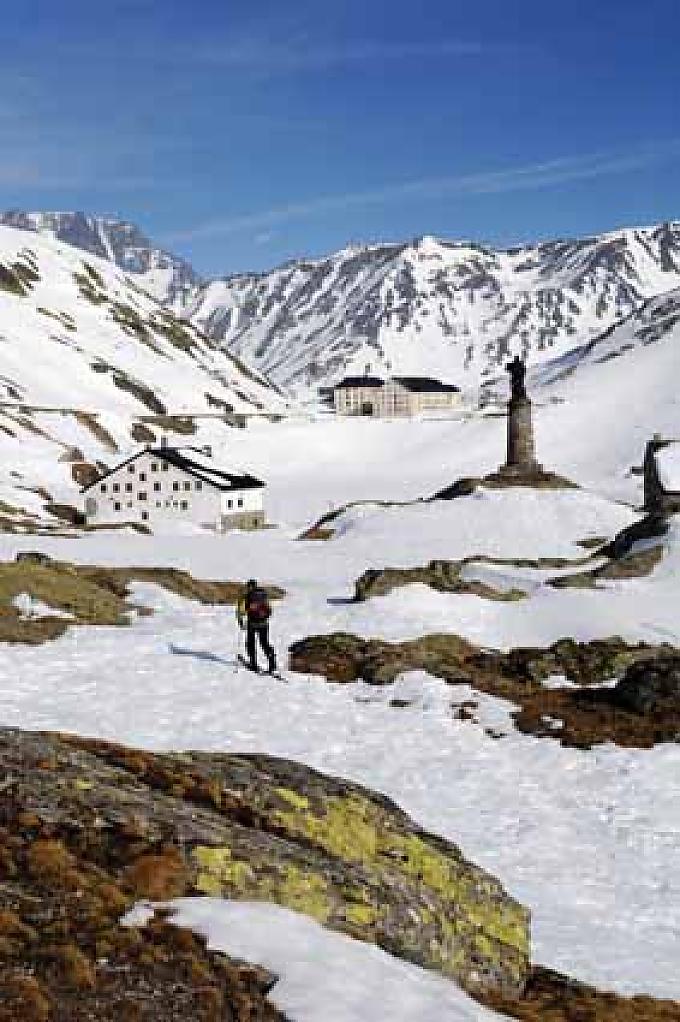 Grosser Sankt Bernhard Pass, Im Hintergrund Mont Vélan und Grand Combin, Pays du St-Bernard Grosser Sankt Bernhard Pass, Im Hintergrund Mont Vélan und Grand Combin, Pays du St-Bernard