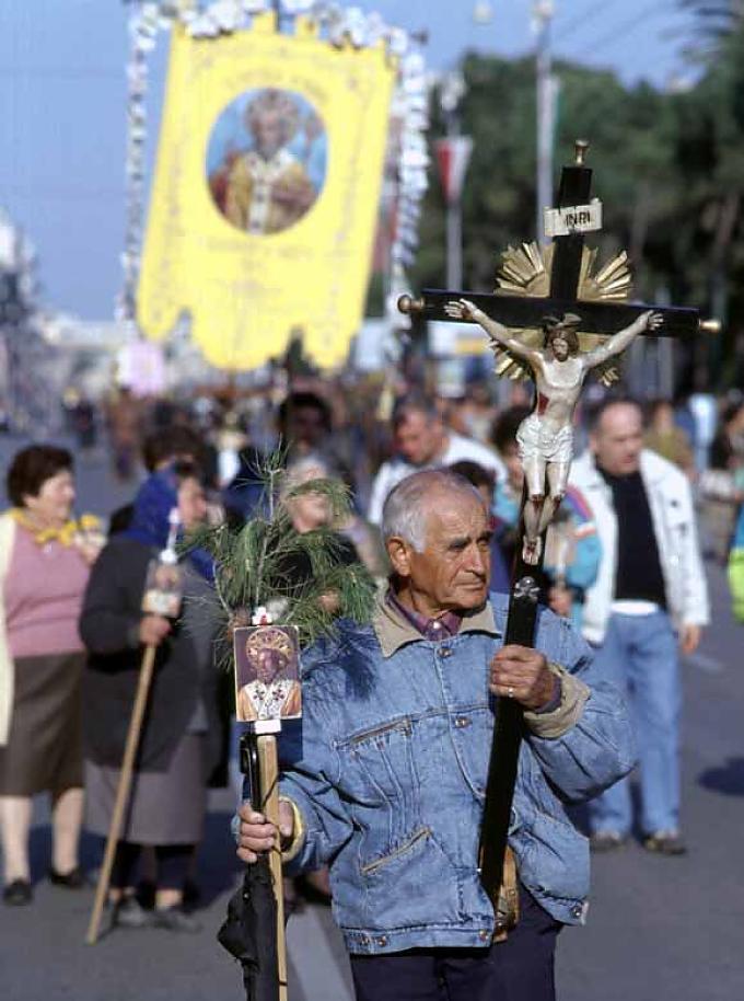 Nikolausprozession Seeprozession mit Figur des Heiligen Nikolaus