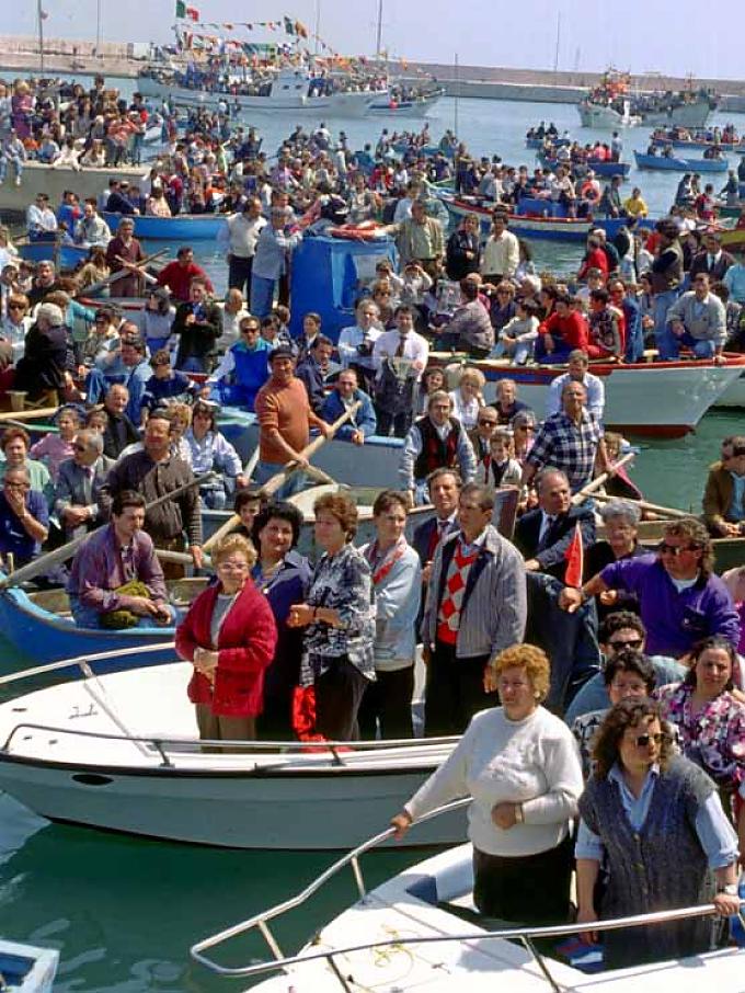 Seeprozession mit Figur des Heiligen Nikolaus Seeprozession mit Figur des Heiligen Nikolaus