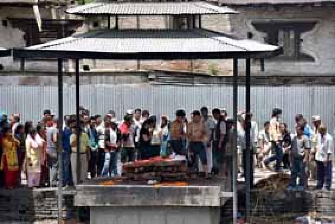 Der älteste Sohn umschreitet dann den Scheiterhaufen fünfmal im Uhrzeigersinn, entsprechend der heiligen Zahl fünf, die im Hinduismus die fünf Elemente Erde, Wasser, Feuer, Wind und Akasha, den Äther, repräsentiert. Der älteste Sohn umschreitet dann den Scheiterhaufen fünfmal im Uhrzeigersinn, entsprechend der heiligen Zahl fünf, die im Hinduismus die fünf Elemente Erde, Wasser, Feuer, Wind und Akasha, den Äther, repräsentiert.