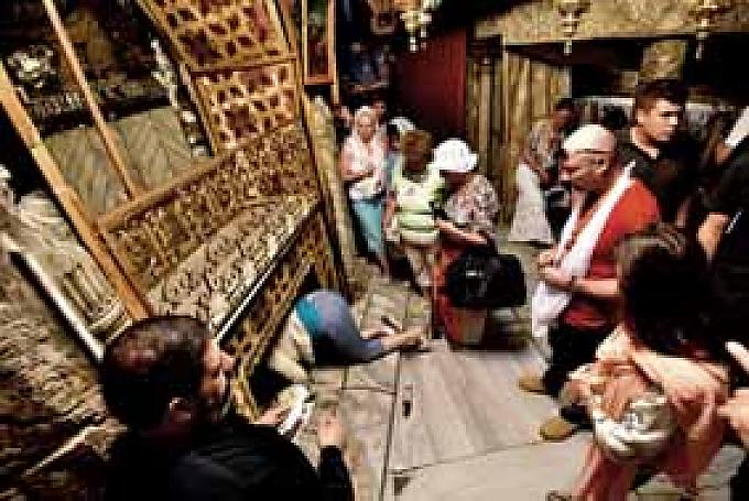 Pilger stehen an um den Stern von Bethlehem in der Geburtsgrotte zu berühren. Pilger vor dem Altar der Beschneidung.