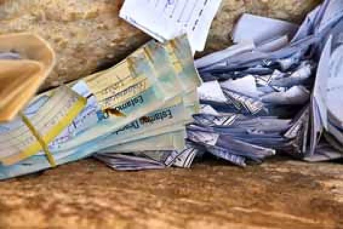 Zettel in einer Spalte. Zettel in einer Spalte.