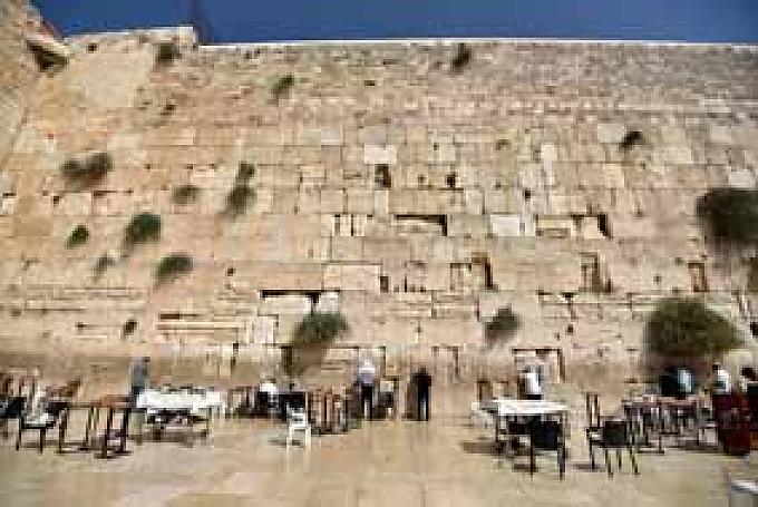 18 Meter hoch erhebt sich die alte Steinmauer mit den großen Sandsteinquadern über die leise murmelnden Betenden. 18 Meter hoch erhebt sich die alte Steinmauer mit den großen Sandsteinquadern über die leise murmelnden Betenden.