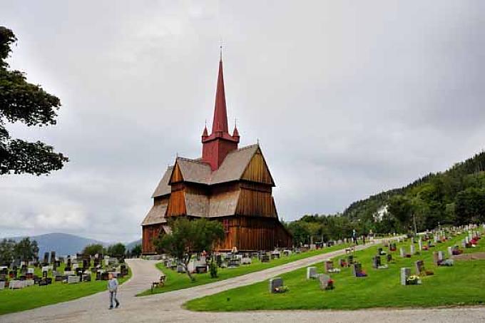 Auf den Ruinen der Vergangenheit Auf den Ruinen der Vergangenheit