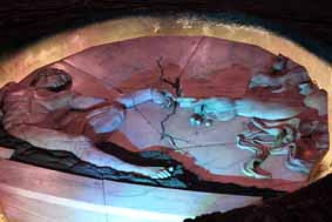 : Ein Salzrelief im Seitenschiff erinnert an die Sixtinische Kapelle, eine Darstellung von Michelangelos „Erschaffung des Adam.“ : Ein Salzrelief im Seitenschiff erinnert an die Sixtinische Kapelle, eine Darstellung von Michelangelos „Erschaffung des Adam.“