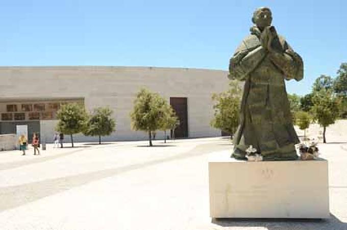 Figur von Papst Paul VI. auf dem Vorplatz des Heiligtums von Fatima. Figur von Papst Paul VI. auf dem Vorplatz des Heiligtums von Fatima.
