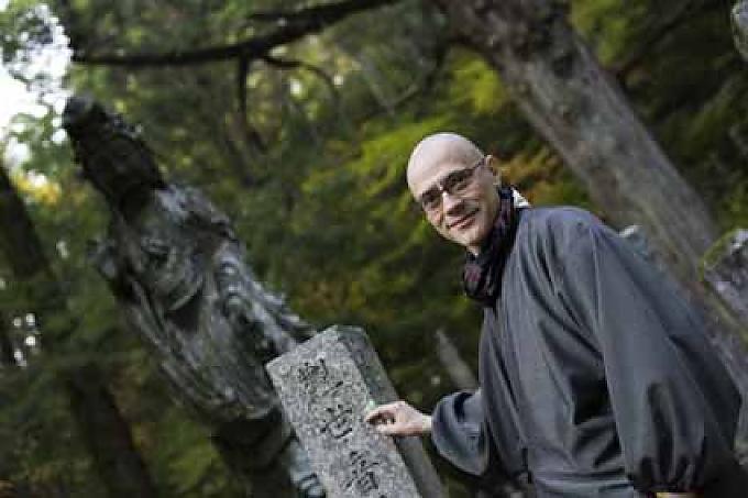 Der grosse Friedhof Okuno-in, buddhistischer Mönch Kurt Kübli „Genso“.