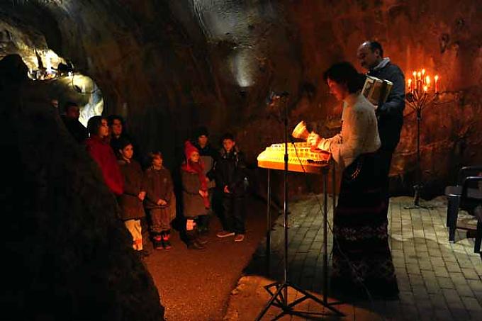 Besucher in der Dechenhöhle 