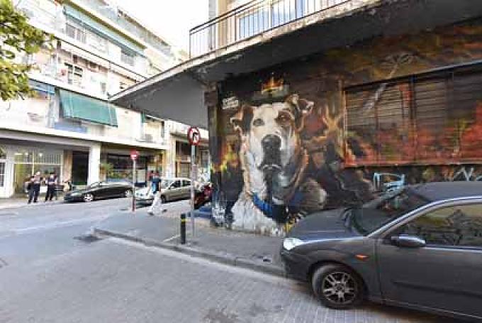 Die drei Athener Streetart-Künstler, Vasilis Griparis, Alex Martinez und N-Grams, verewigten den Hund Loukanikos auf einem Graffiti im Athener Stadtteil Psyri. „All Dogs go to Heaven“, steht unter dem Bild.