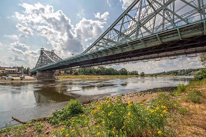 Das Blaue Wunder ist eines der Wahrzeichen der sächsischen Landeshauptstadt Dresden Der Automobilbau in Zwickau ist untrennbar verbunden mit dem genialen Konstrukteur August Horch