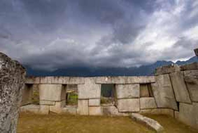 Am heiligen Platz steht der Tempel der drei Fenster mit tollem Blick in die Bergwelt Machu Picchu
