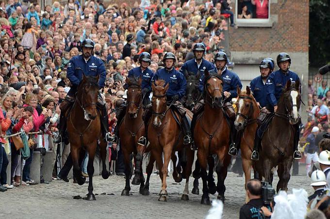 Helfer reiten auf den Kampfplatz Wild schwenkt der Drache herum, immer wieder saust sein Schwanz auf das Publikum nieder