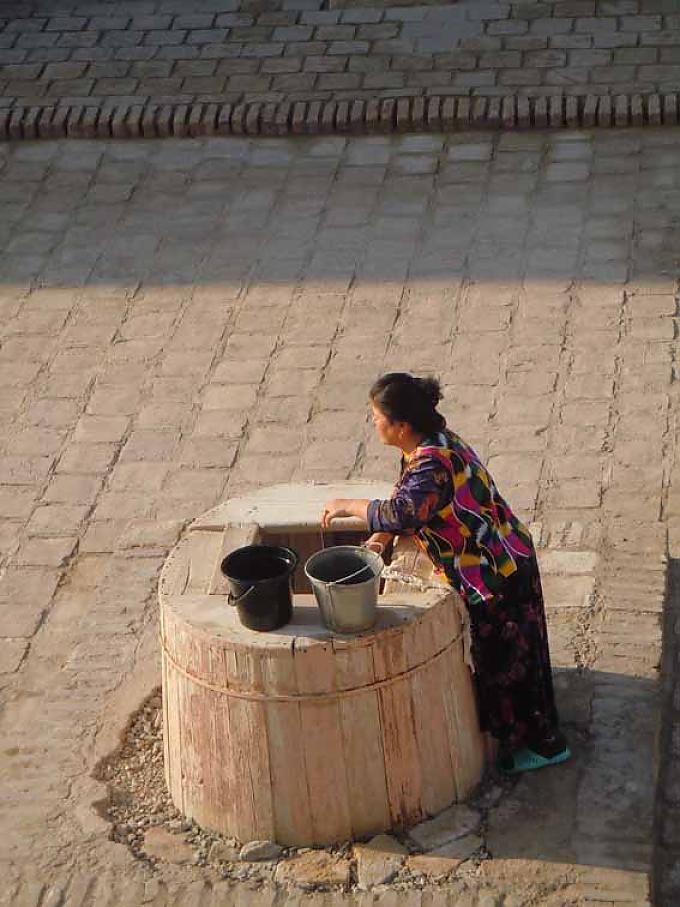 Brunnen im Tasch Hauli Palast in Khiva.  Kleines Minarett.
