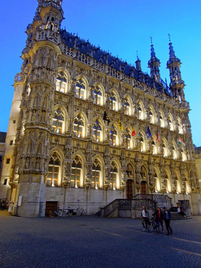 Altes Rathaus Während des Einschenkens wird beim Geuze das Glas gedreht
