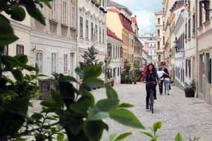 Am Spittelberg bleiben Fußga?nger und Radfahrer unbehelligt vom Großstadtverkehr. Das Viertel hat ein wohltuendes Kleinstadt-Flair bewahrt. Bei sonnigem Wetter zieht der Volksgarten viele Wiener und Touristen an, die mitten in der Großstadt ein ruhiges Pla?tzchen suchen. Fiaker am Michaelerplatz.