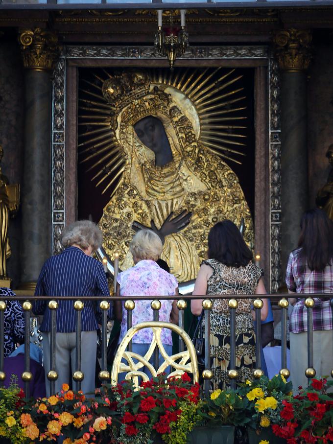 Gläubige vor Schwarzer Madonna Gläubige vor Schwarzer Madonna